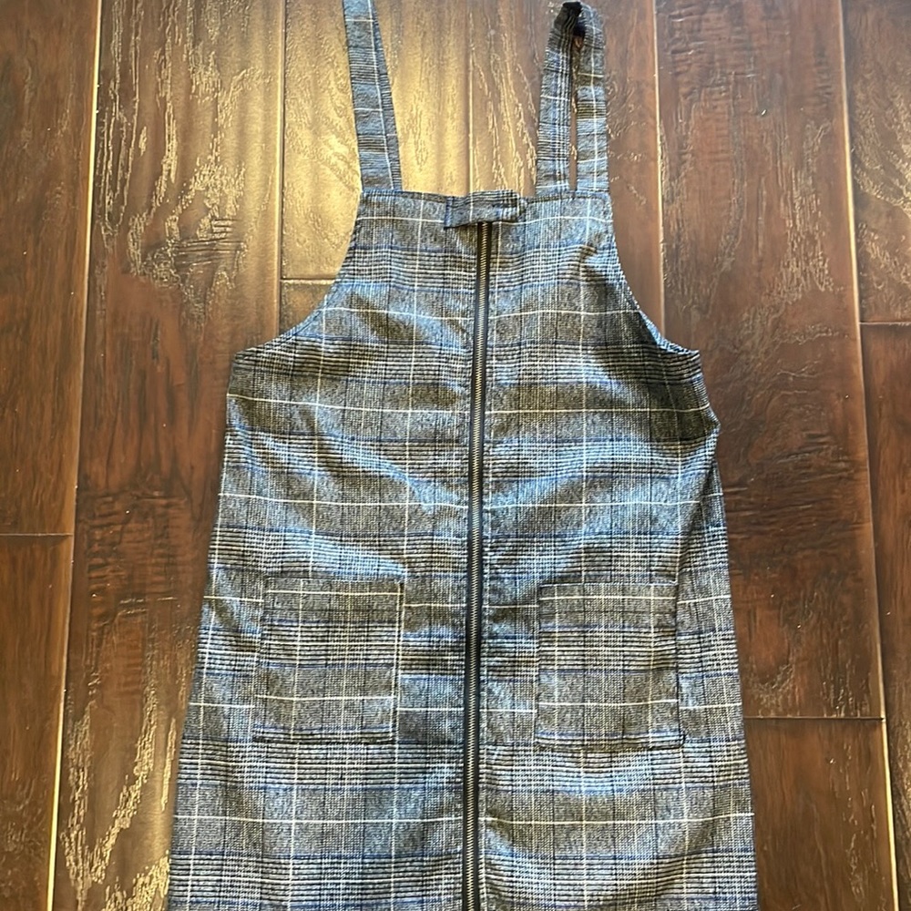 Dress Ivy & Main size S ! It’s a gray dress with blue and white stripes all over